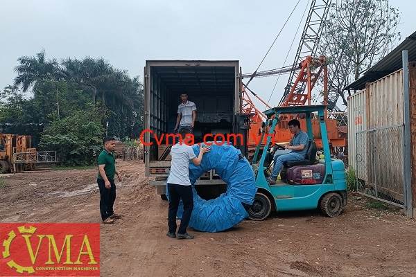 Khách hàng mua lốp xúc lật 23.5-25 tại CVMA Việt Nam.