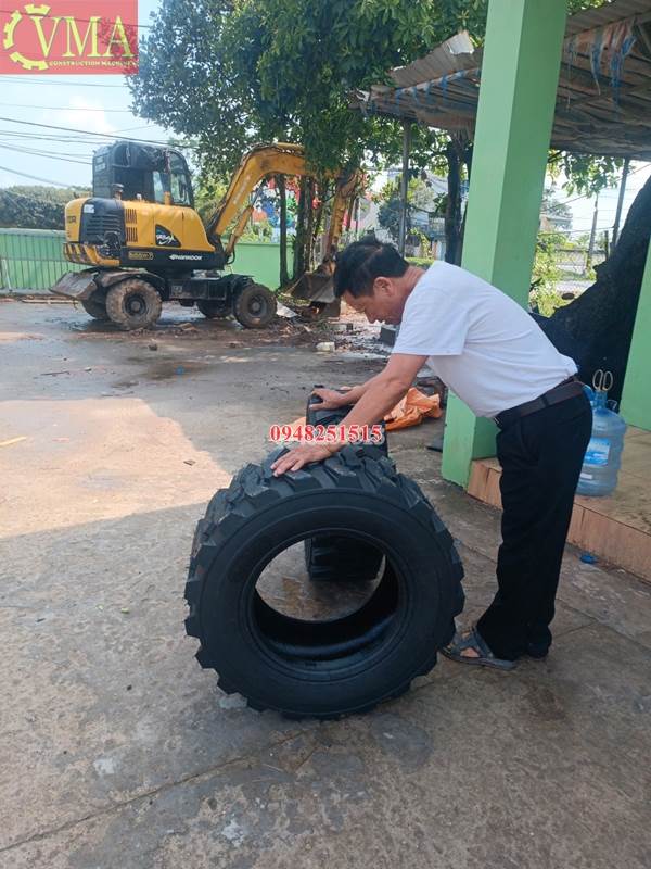 Giao 2 quả lốp xúc lật 12-16.5 cho chú Liêm ở Văn Lâm - Hưng Yên