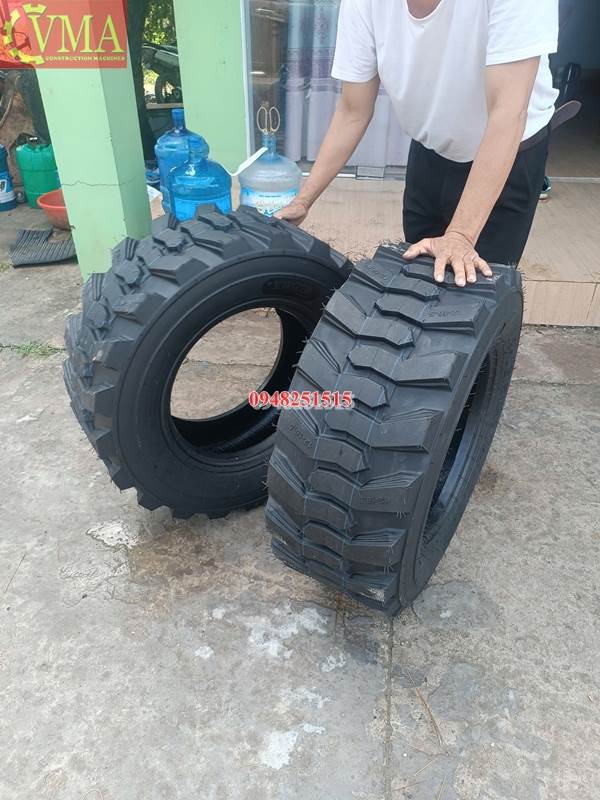 Giao 2 quả lốp xúc lật 12-16.5 cho chú Liêm ở Văn Lâm - Hưng Yên
