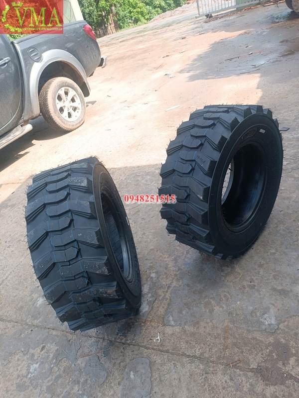 Giao 2 quả lốp xúc lật 12-16.5 cho chú Liêm ở Văn Lâm - Hưng Yên
