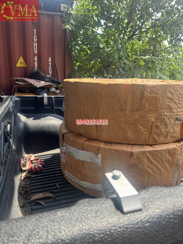 Giao 2 quả lốp xúc lật 20.5/70-16 cho em Hải ở Sầm Sơn - Thanh Hoá