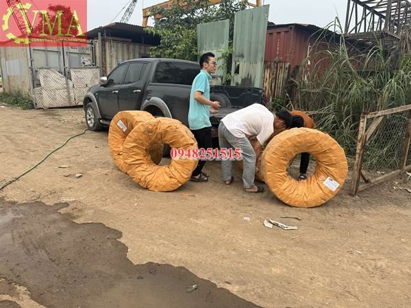 Giao 4 quả lốp xúc lật 23.5/70-16 cho anh Hiển ở Mường Nhé - Điện Biên